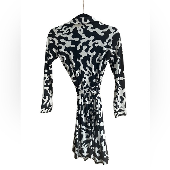 Diane Von Furstenberg Silk Wrap Dress Abstract Camo Print Size 0 - Picture 3 of 12